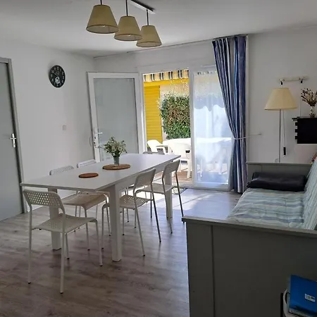 Pavillon, De 4 A 7 Couchages, Dans Superbe Avec Piscine 度假居 *